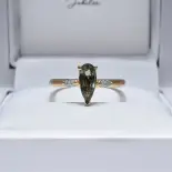 Pierścionek z aleksandrytem w szlifie gruszka Pierścionek z aleksandrytem w szlifie gruszka